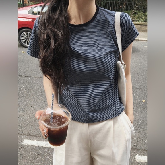 Black and white striped boxy crop tee - Picture 2 of 7